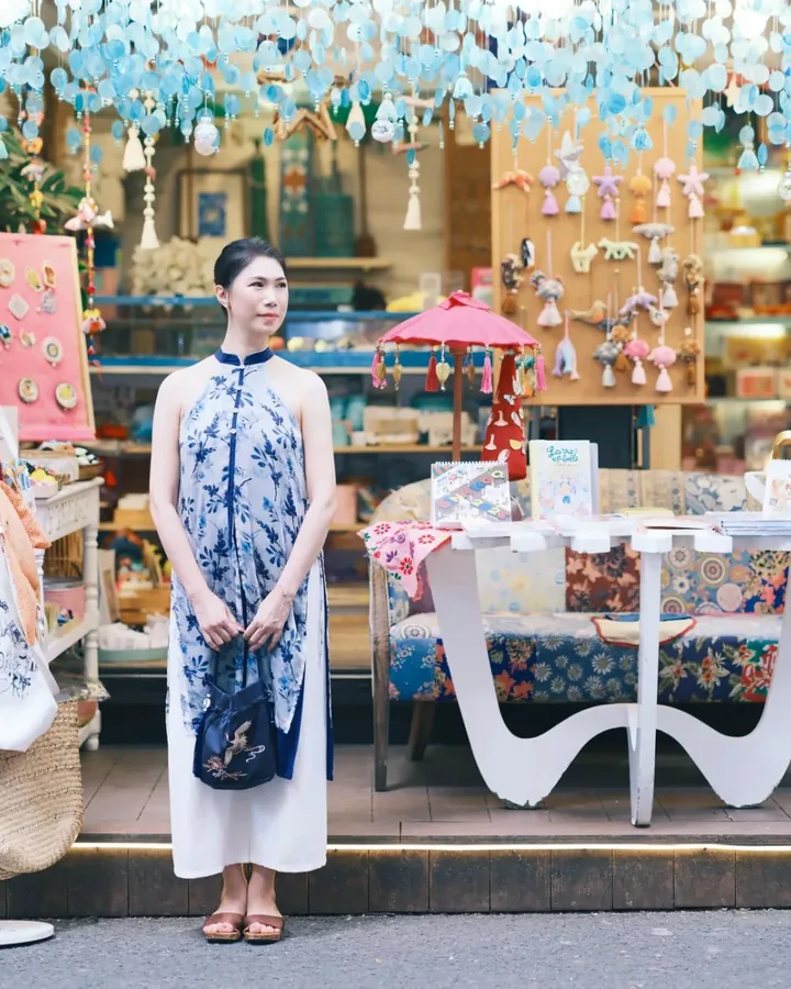Khách mặc áo sơ mi công sở